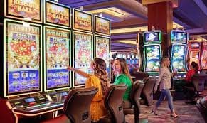 Antarmuka aplikasi mobile bawangtoto menampilkan meja kasino langsung dan pasar sportsbook